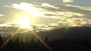 Sonnenuntergang in Mallorca mit Bergen und Bäumen im Hintergrund